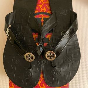 Tory Burch black patent Thora flip flops size 9